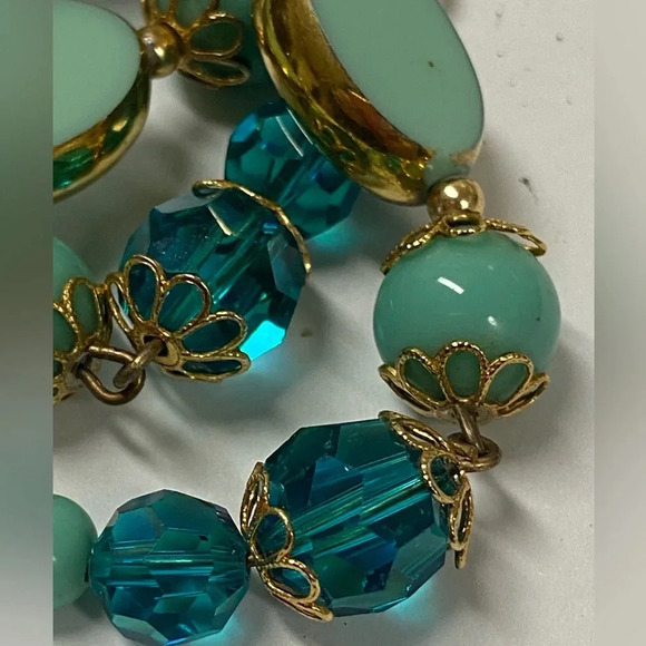 VINTAGE BEADED AND GOLD NECKLACE. - Picture 12 of 13